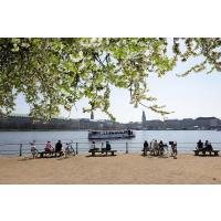 1550_2688 Frühling an der Binnenalster von Hamburg - ein Schiff der Alsterrundfahrt fährt zum Anlege | 